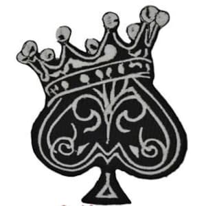 Könnte beinhalten: Schwarz-weiß gestickter Bügel-Patch eines Pik-Spielkartens mit einer Krone oben drauf.