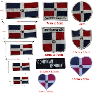 Puede incluir: Un conjunto de parches bordados con la bandera de la República Dominicana en varias formas. Los parches incluyen diseños rectangulares, circulares y en forma de corazón, con medidas en centímetros.