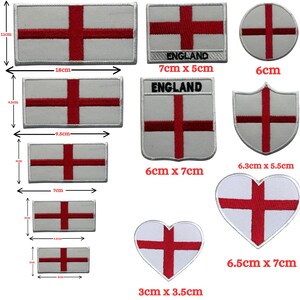 Peut inclure: Une collection d'écussons brodés représentant la croix rouge d'Angleterre sur fond blanc, déclinés en diverses formes et tailles, notamment des rectangles, des cercles, des écus et des cœurs, certains portant le texte ENGLAND en noir.