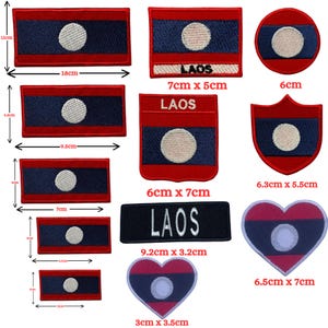 Könnte beinhalten: Eine Sammlung von Laos-Flaggen-Patches in verschiedenen Formen. Die Patches zeigen das Design der Flagge von Laos: rote Streifen oben und unten, ein blauer Streifen in der Mitte und ein weißer Kreis. Größen variieren von 3 cm bis 18 cm.