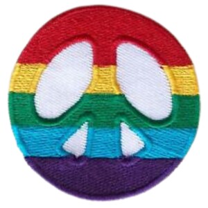 Puede incluir: Un parche con el símbolo de la paz en forma de arcoíris con un símbolo de paz blanco en el centro. El parche está hecho de tela bordada y tiene un esquema de colores rojo, naranja, amarillo, verde, azul y morado.