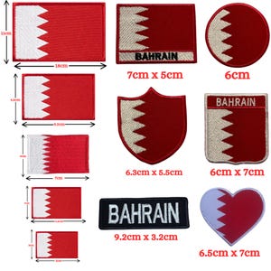 Könnte beinhalten: Eine Sammlung von gestickten Aufnähern mit der Flagge von Bahrain in verschiedenen Formen und Größen, darunter Rechtecke, Kreise, Schilde und Herzen. Einige Aufnäher enthalten den Text BAHRAIN. Die Maße sind jeweils in Zentimetern angegeben.