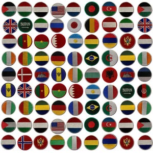 Puede incluir: Una colección de 100 parches redondos bordados con banderas de varios países. Los parches están dispuestos en una cuadrícula sobre un fondo blanco.