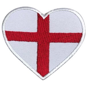 Può includere: Una toppa a forma di cuore bianca con una croce rossa al centro. La croce è un simbolo dell'Inghilterra.
