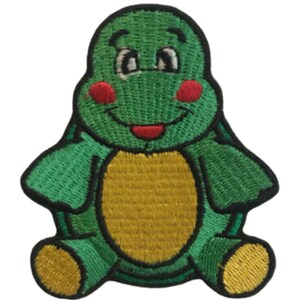 Può includere: Applique di tartaruga verde ricamata con guscio giallo, guance rosse e un grande sorriso. La tartaruga è seduta con le gambe distese.