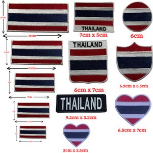 Puede incluir: Parches bordados con la bandera de Tailandia en diversas formas: rectángulos, círculos y corazones. Algunos parches incluyen la palabra «THAILAND». Las medidas están en centímetros, el más grande mide 18 cm x 11 cm.