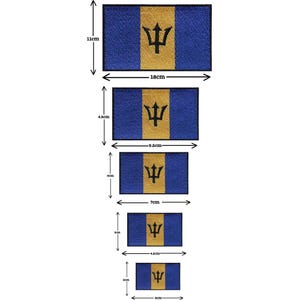 Könnte beinhalten: Fünf verschiedene Größen von gestickten Aufnähern mit der Flagge von Barbados. Die Aufnäher sind blau mit einem gelben Streifen und einem schwarzen Dreizack-Symbol. Die Aufnäher sind in Größen von 3 cm bis 18 cm erhältlich.