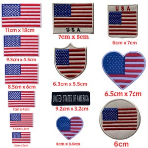 Puede incluir: Una colección de parches bordados con la bandera de los Estados Unidos en varias formas y tamaños, incluyendo diseños rectangulares, de escudo, de corazón y circulares. Algunos parches incluyen el texto USA o UNITED STATES OF AMERICA.