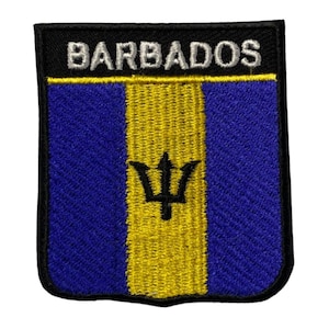 Könnte beinhalten: Ein gestickter Aufnäher mit der Flagge von Barbados. Der Aufnäher ist schwarz mit einer blauen und gelben Flagge mit einem schwarzen Dreizack in der Mitte. Die Worte "BARBADOS" sind in Weiß auf dem schwarzen Rand gestickt.
