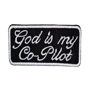 Op de afbeelding: Zwarte en witte geborduurde patch met de tekst "God is my Co-Pilot" in een wit cursief schrift.