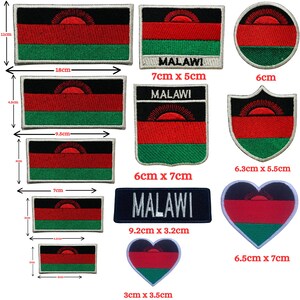 Könnte beinhalten: Eine Sammlung bestickter Aufnäher mit dem Design der Flagge Malawis in verschiedenen Formen und Größen, darunter Rechtecke, Kreise, Schilde und Herzen. Einige Aufnäher tragen den Text MALAWI mit Maßen von 3cm bis 18cm.