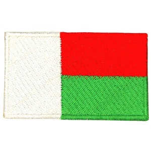 Puede incluir: Un parche bordado con la bandera de Madagascar. El parche es blanco, rojo y verde. Tiene un fondo blanco, una franja roja y una franja verde.