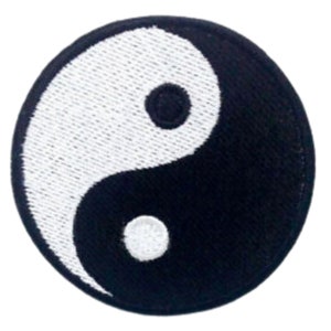 Puede incluir: Parche bordado yin yang en blanco y negro. El símbolo yin yang es un diseño circular con dos mitades, una negra y una blanca, cada una con un círculo más pequeño del color opuesto.