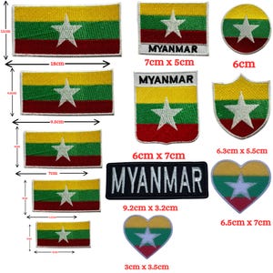 Op de afbeelding: Een verzameling Myanmar-vlagpatches in verschillende vormen en maten. De patches tonen de gele, groene en rode strepen van de vlag met een witte ster. Sommige patches bevatten het woord "MYANMAR".