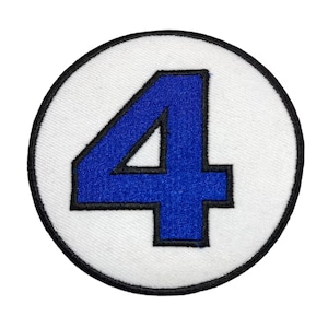 Può includere: Un cerchio bianco con un contorno nero e un numero blu "4" al suo interno. Il numero è contornato di nero.