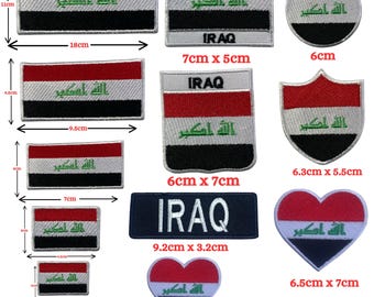 Könnte beinhalten: Eine Sammlung von gestickten Aufnähern mit der Flagge des Irak in verschiedenen Formen und Größen, darunter Rechtecke, Kreise, Schilde und Herzen. Einige Aufnäher enthalten den Text IRAQ. Die Abmessungen reichen von 3 cm bis 18 cm Breite.