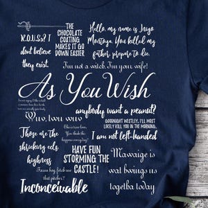 Peut inclure: T-shirt bleu marine avec l'inscription "As You Wish" et diverses citations d'un film en blanc. Les citations sont disposées en collage. Le t-shirt est en matière souple.