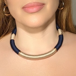Blauw en beige choker, spiraal, handgemaakte sieraden, sprankelend, elegante nekring, ketting, blauwe ketting, beige ketting