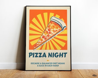 Può includere: Un poster in stile retrò con una fetta di pizza su uno sfondo giallo e arancione. Il testo recita "Pizza Night" e "Perché una dieta equilibrata significa una fetta in ogni mano."