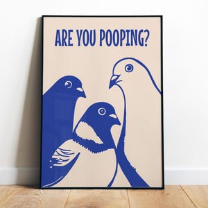 Impresión artística "¿Estás haciendo caca?", divertida impresión de arte de pared para baño, imprimible, azul sobre el inodoro, cita divertida, arte digital de pared con pájaros, póster minimalista de paloma.