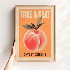 Toma asiento Póster de mejillas dulces Póster imprimible divertido para inodoro Arte retro para pared de baño Impresión artística de melocotón Arte divertido para inodoro Arte digital de trasero agradable