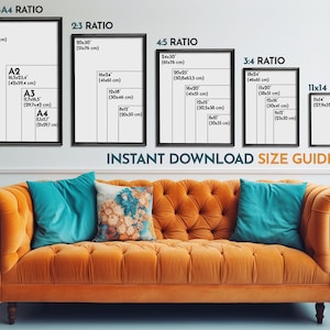 K&ouml;nnte beinhalten: Eine wei&szlig;e Wand mit einem schwarzen gerahmten Poster, das verschiedene Gr&ouml;&szlig;en von druckbarem Kunst mit Ma&szlig;en in Zoll und Zentimetern zeigt. Das Poster tr&auml;gt den Titel "Sofort-Download-Gr&ouml;&szlig;enleitfaden". Unter dem Poster befindet sich ein braunes, gestepptes Sofa mit blaugr&uuml;nen Kissen.