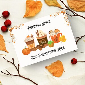 Tarjeta de felicitación de otoño imprimible, ideal para los amantes del café, con especias de calabaza y todo lo bueno, tarjeta de saludos de otoño, tarjeta de felicitación con café con leche y calabaza