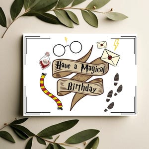 Puede incluir: Una tarjeta blanca con una pancarta marrón que dice "Have a Magical Birthday". La pancarta está decorada con una bufanda roja y amarilla, una botella de poción, unas gafas, una carta con un rayo y un conjunto de huellas.
