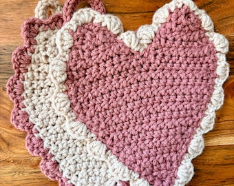 Corazón con volantes de ganchillo para colgar en la pared / Decoración caprichosa de San Valentín