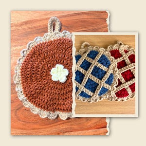 Puede incluir: Salvamanteles de ganchillo con diseño de tarta y enrejado. El salvamanteles principal es marrón con un adorno floral blanco y un borde festoneado. La imagen insertada muestra salvamanteles enrejados azules y rojos con ribete beige.