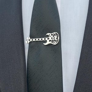 Electric Guitar Tie Clip – Rock Style Men&#39;s Accessory, Music-Themed Metal Tie Bar Gift for Musicians