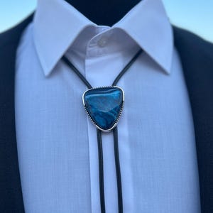 Handmade Blue Stone Bolo Tie – Unisex Western Tie with Natural Gemstones – Boho Cowboy Jewelry for Men and Women – Rustic Accessory