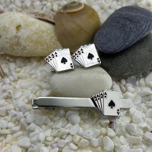 Krawattenklammer im Pokerstil - Vier-Asse-Design, Silber-Finish, perfektes Geschenk für Kartenspieler, Kasino-Liebhaber & Trauzeugen | Stilvolles Herren-Accessoire