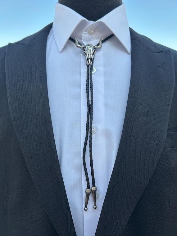 bolo tie rope in the western United States cowboy bow tie