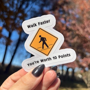 Walk Faster Cross Walk Lustiger Aufkleber Wasserfester Aufkleber, Werkzeugkasten, Telefonhülle, Notebook, Becher, Laptop Aufkleber Geschenk für Jungs und Mädchen