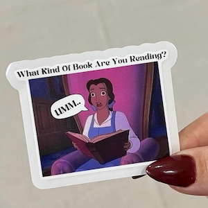 Belle Was Liest du? Lustiger Vinyl-Aufkleber - trendiger Buchliebhaber-Aufkleber - niedliche Ästhetik für Leser, Laptops, Zeitschriften und Wasserflaschen