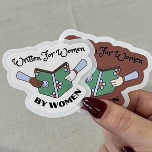 Von Frauen für Frauen geschrieben Vinyl Aufkleber - Trendy Book Lover Aufkleber - Niedliche Ästhetik für Leser, Laptops, Journals und Wasserflaschen