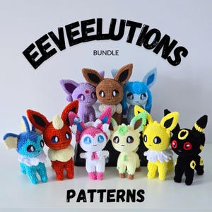 Könnte beinhalten: Eine Sammlung handgefertigter Häkelfiguren in verschiedenen Farben, jede mit einzigartigen Merkmalen, die an Charaktere aus einer beliebten Zeichentrickserie erinnern. Der Text "EEVEELUTIONS BUNDLE PATTERNS" ist über und unter den Figuren zu sehen.