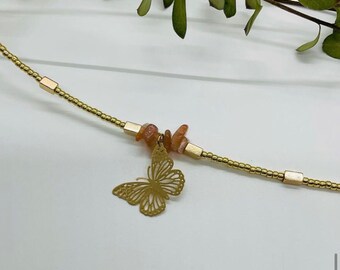 Gargantilla de cuarzo hematoide con mariposa dorada