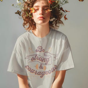 Camiseta "Sé fuerte y valiente", camiseta cristiana para mujer, camiseta de fe, regalo inspirador de fuerza, camiseta de Josué 1:9 woman tee