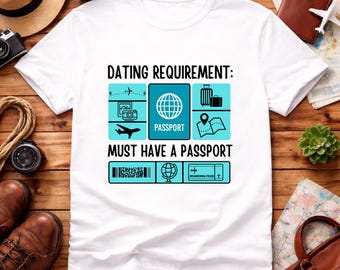 Camiseta de manga curta "Passaporte Obrigatório" | Presente para Viajantes Aventureiros | Camiseta com estampa para quem ama aventuras | Camiseta de férias para viajantes e exploradores