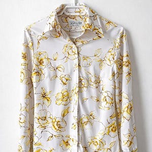Blusa vintage Glenayr “Kitten” con estampado floral de los años 80 – Blanca y amarilla, con botones.