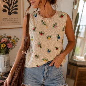 Vintage sweatervest met pailletten | Gebreide tanktop met kralen | Statement outfit en laagjes uit de jaren 80