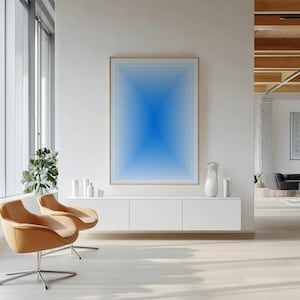 Puede incluir: Un salón moderno con dos sillones de cuero marrón, un armario blanco y una gran pintura abstracta con un degradado azul. La pintura está enmarcada y cuelga de una pared blanca.