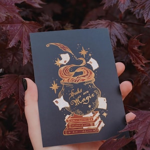 Les livres sont magiques Carte postale imprimée | A6 | Sorcière | esthétique Dark Academia | Cadeaux livresques
