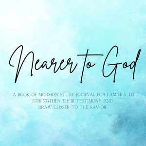 Könnte beinhalten: Ein blauer Aquarellhintergrund mit dem Text "Nearer to God" in schwarzer Kursivschrift. Der Text darunter lautet "Ein Tagebuch für das Studium des Buches Mormon für Familien, um ihr Zeugnis zu stärken und dem Erretter näher zu kommen." Der Text unten lautet "Von Heather Blanten".