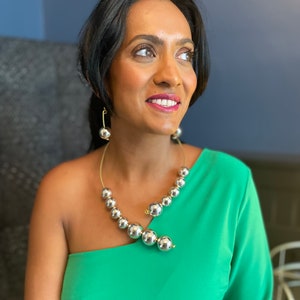 Eleganter, einzigartiger, handgefertigter, asymmetrischer Goldschmuck