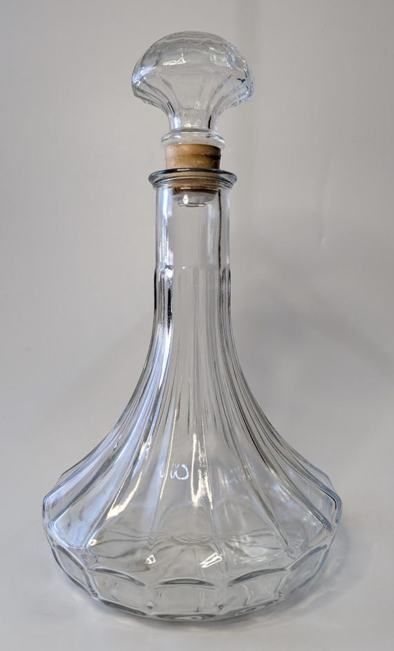 Vintage - Pitcher / Glass carafe with its stopper - measures 10'' high x 6'' diameter.