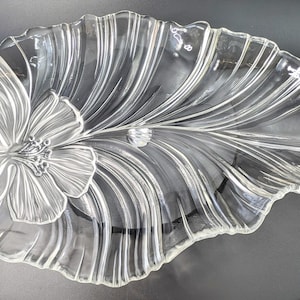 Vintage - Mikasa&#39;s Large Serving Plate with Satin Flowers - 17&#39;&#39;long x 12&#39;&#39;wide