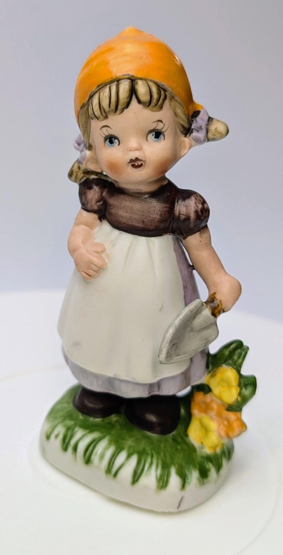 Vintage - Figurine - Fille avec pelle de jardinage - marquée Korea - porcelaine - 5.5''haut